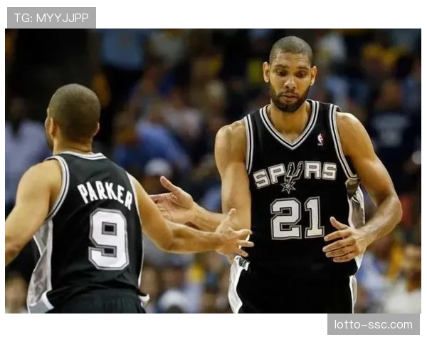 帕克马努等回来看望波波维奇，邓肯曾陪他一起康复